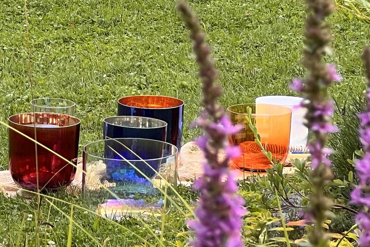 kristallklangschalen-in-der-natur-vitaltage_(c) LebensWert-Akademie